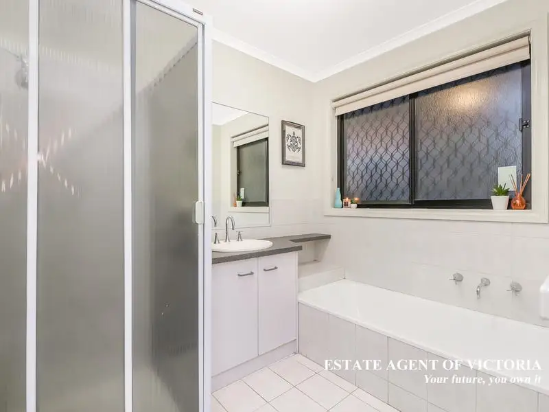 22 Edward Freeth Drive, Endeavour Hills Sold by Estate Agent of Victoria - image 1