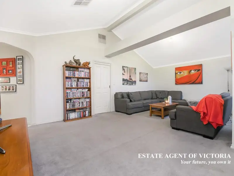 22 Edward Freeth Drive, Endeavour Hills Sold by Estate Agent of Victoria - image 1