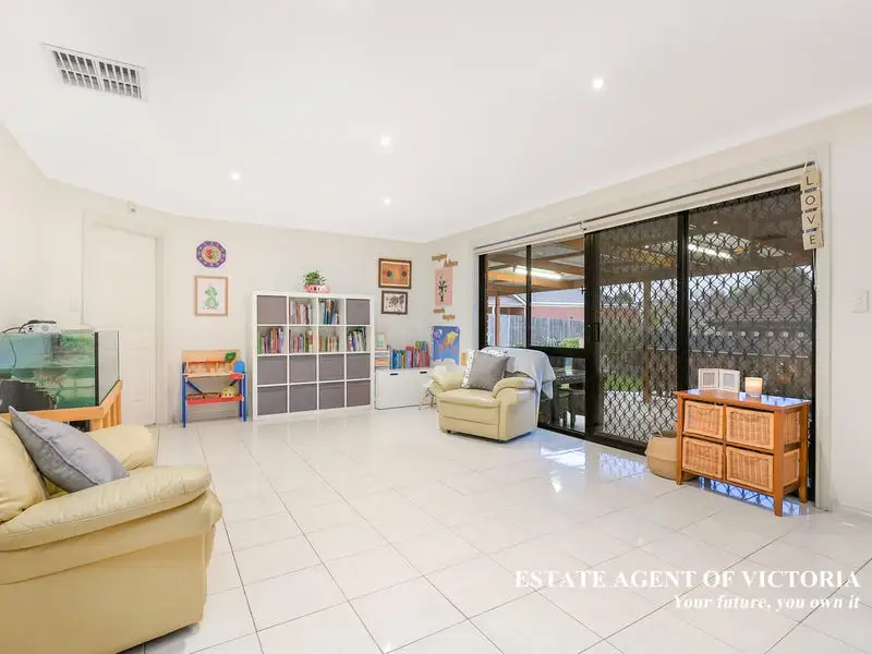 22 Edward Freeth Drive, Endeavour Hills Sold by Estate Agent of Victoria - image 1