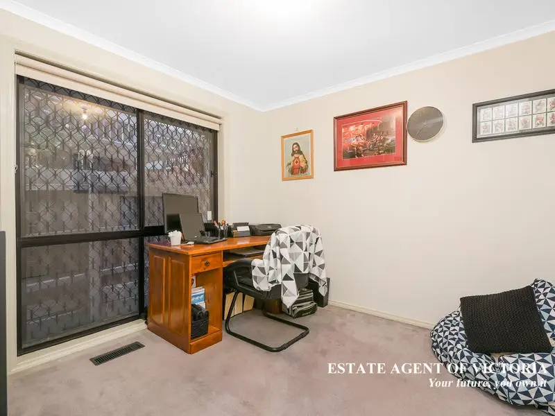 22 Edward Freeth Drive, Endeavour Hills Sold by Estate Agent of Victoria - image 1