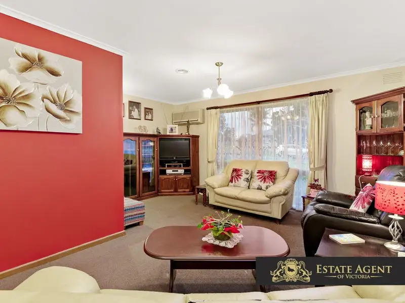 2 Haydon Court, Cranbourne West Sold by Estate Agent of Victoria - image 1