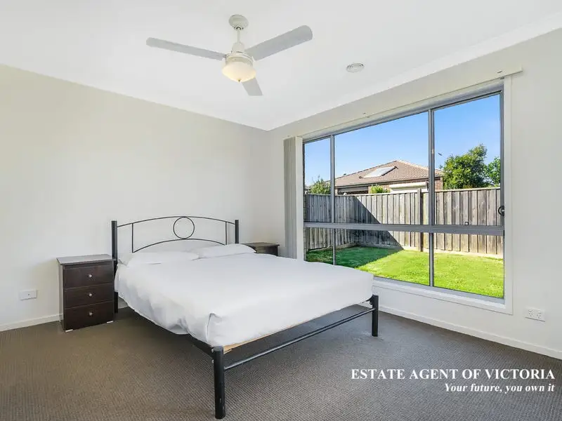 40 Glenelg Street, Clyde North Sold by Estate Agent of Victoria - image 1