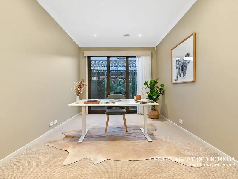 8 Everlasting Blvd, Cranbourne West Sold by Estate Agent of Victoria - image 1