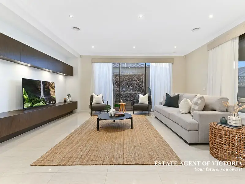 8 Everlasting Blvd, Cranbourne West Sold by Estate Agent of Victoria - image 1