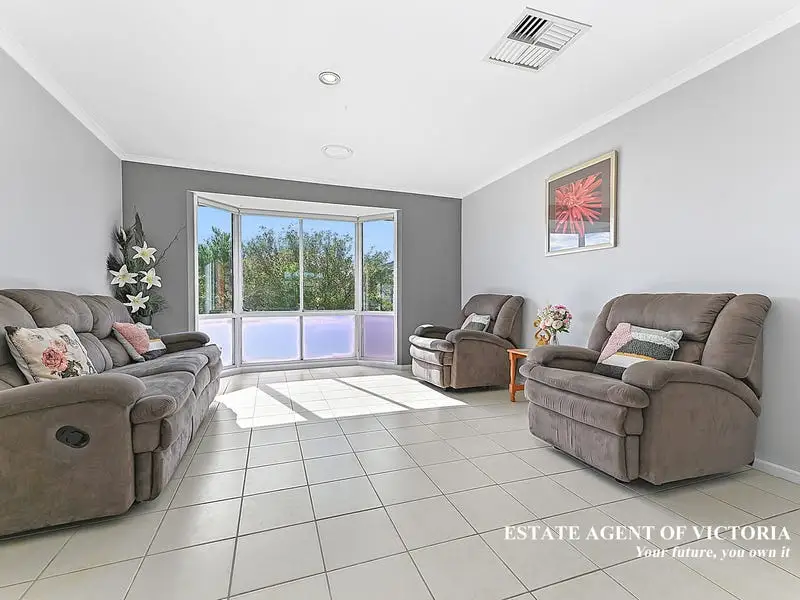 24 Lowther Court, Cranbourne North Sold by Estate Agent of Victoria - image 1