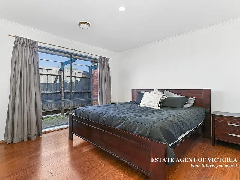 24 Lowther Court, Cranbourne North Sold by Estate Agent of Victoria - image 1