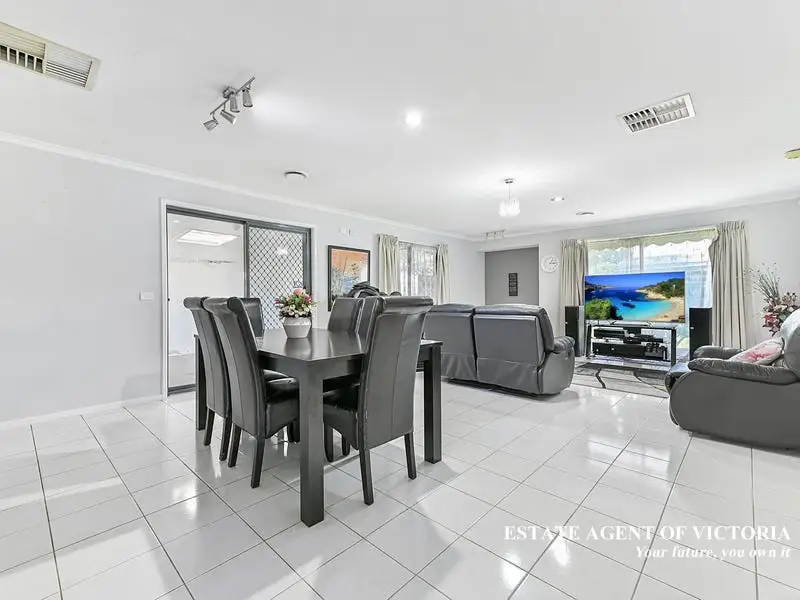 24 Lowther Court, Cranbourne North Sold by Estate Agent of Victoria - image 1