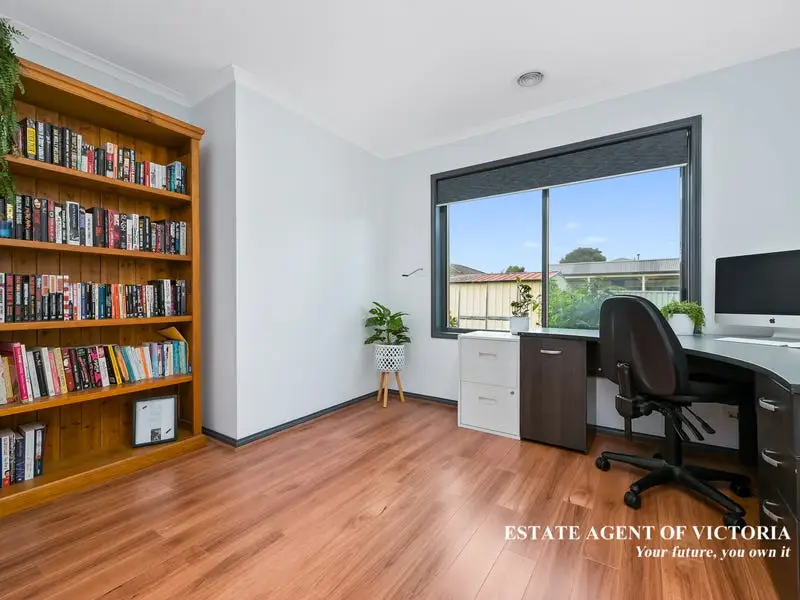 12 Masterton Place, Cranbourne East Sold by Estate Agent of Victoria - image 1