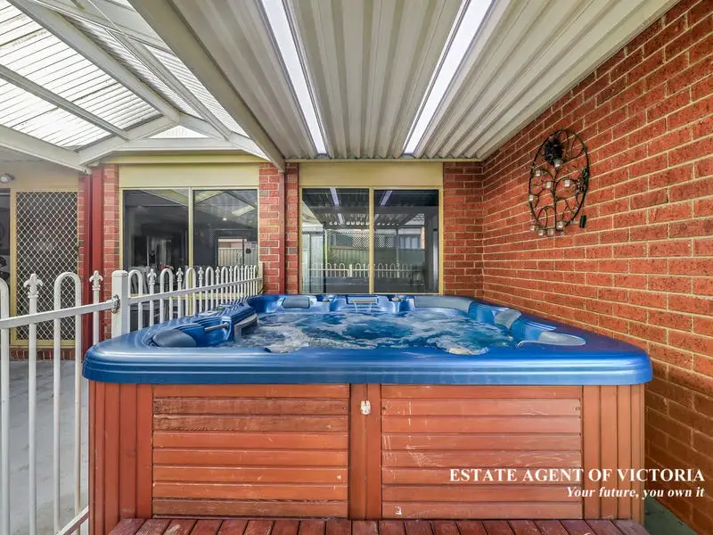 12 Masterton Place, Cranbourne East Sold by Estate Agent of Victoria - image 1