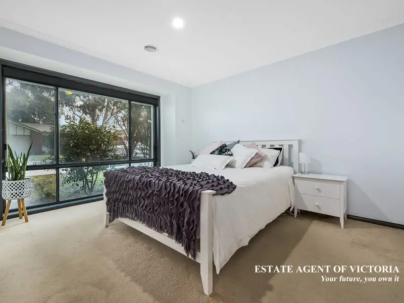 12 Masterton Place, Cranbourne East Sold by Estate Agent of Victoria - image 1