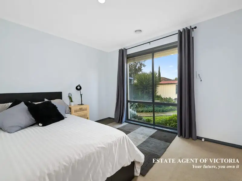 12 Masterton Place, Cranbourne East Sold by Estate Agent of Victoria - image 1