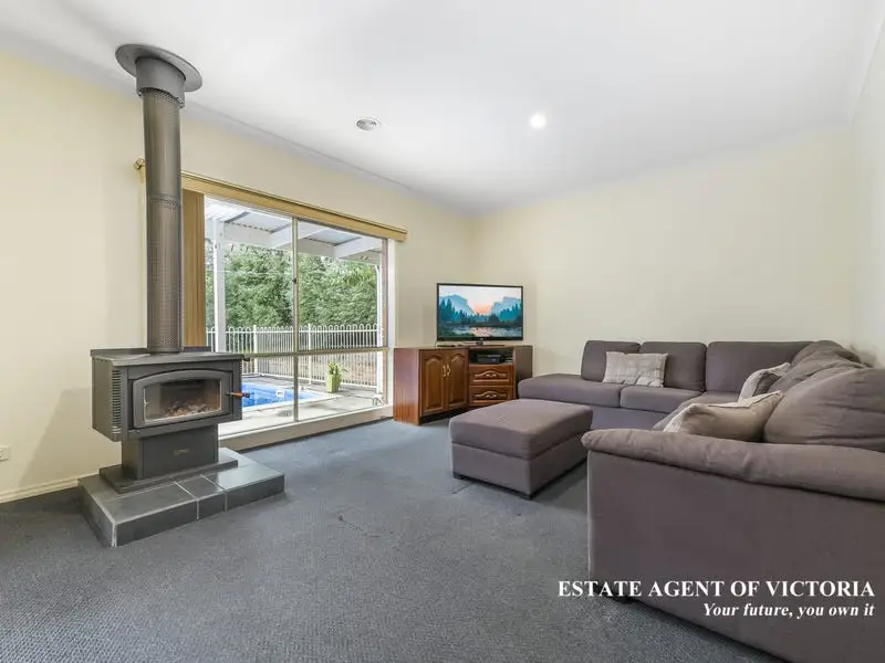 1 Lorikeet Drive, Berwick Sold by Estate Agent of Victoria - image 1