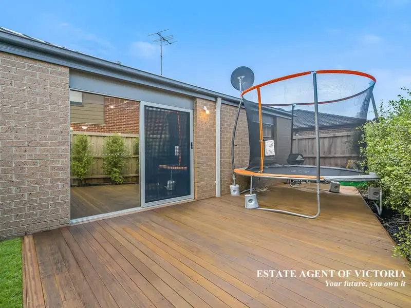 38 Bona Vista Rise, Clyde Sold by Estate Agent of Victoria - image 1