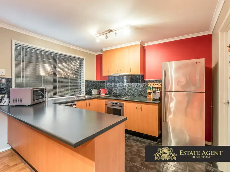 15 Foxwood Drive, Cranbourne East Sold by Estate Agent of Victoria - image 1