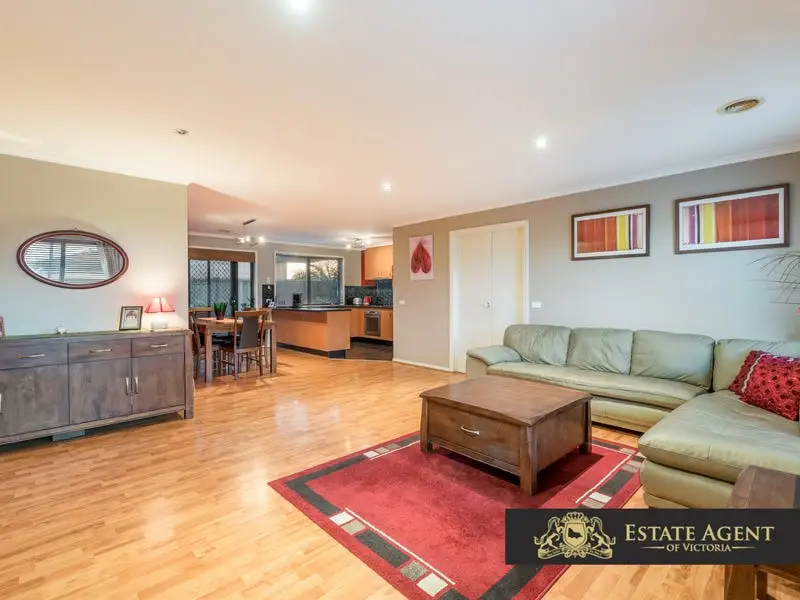 15 Foxwood Drive, Cranbourne East Sold by Estate Agent of Victoria - image 1