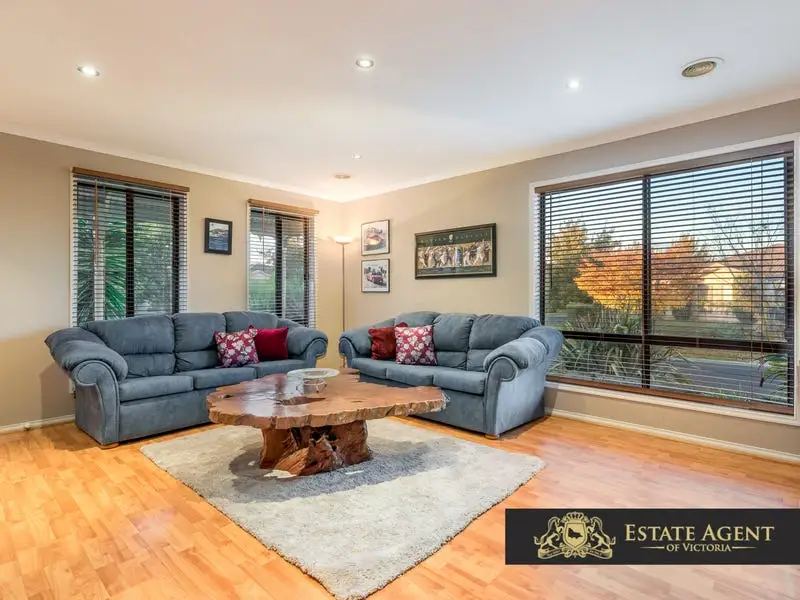 15 Foxwood Drive, Cranbourne East Sold by Estate Agent of Victoria - image 1