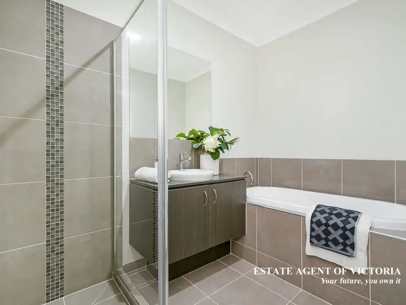 3 Ventasso Street, Clyde North Sold by Estate Agent of Victoria - image 1