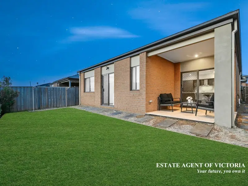 24 Seahawk Crescent, Clyde North Sold by Estate Agent of Victoria - image 1