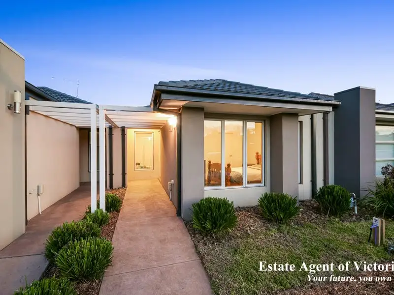 6 Chancery Lane, Cranbourne East Sold by Estate Agent of Victoria - image 1