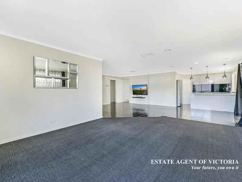 6 Norwegian Way, Narre Warren South Sold by Estate Agent of Victoria - image 1