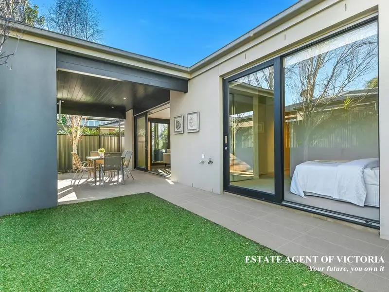 18 Holsteiner Terrace, Clyde North Sold by Estate Agent of Victoria - image 1