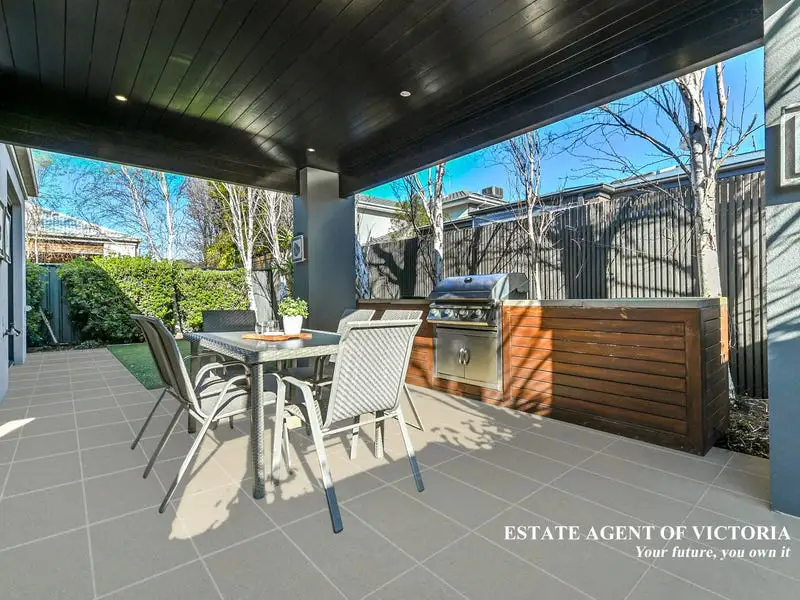 18 Holsteiner Terrace, Clyde North Sold by Estate Agent of Victoria - image 1