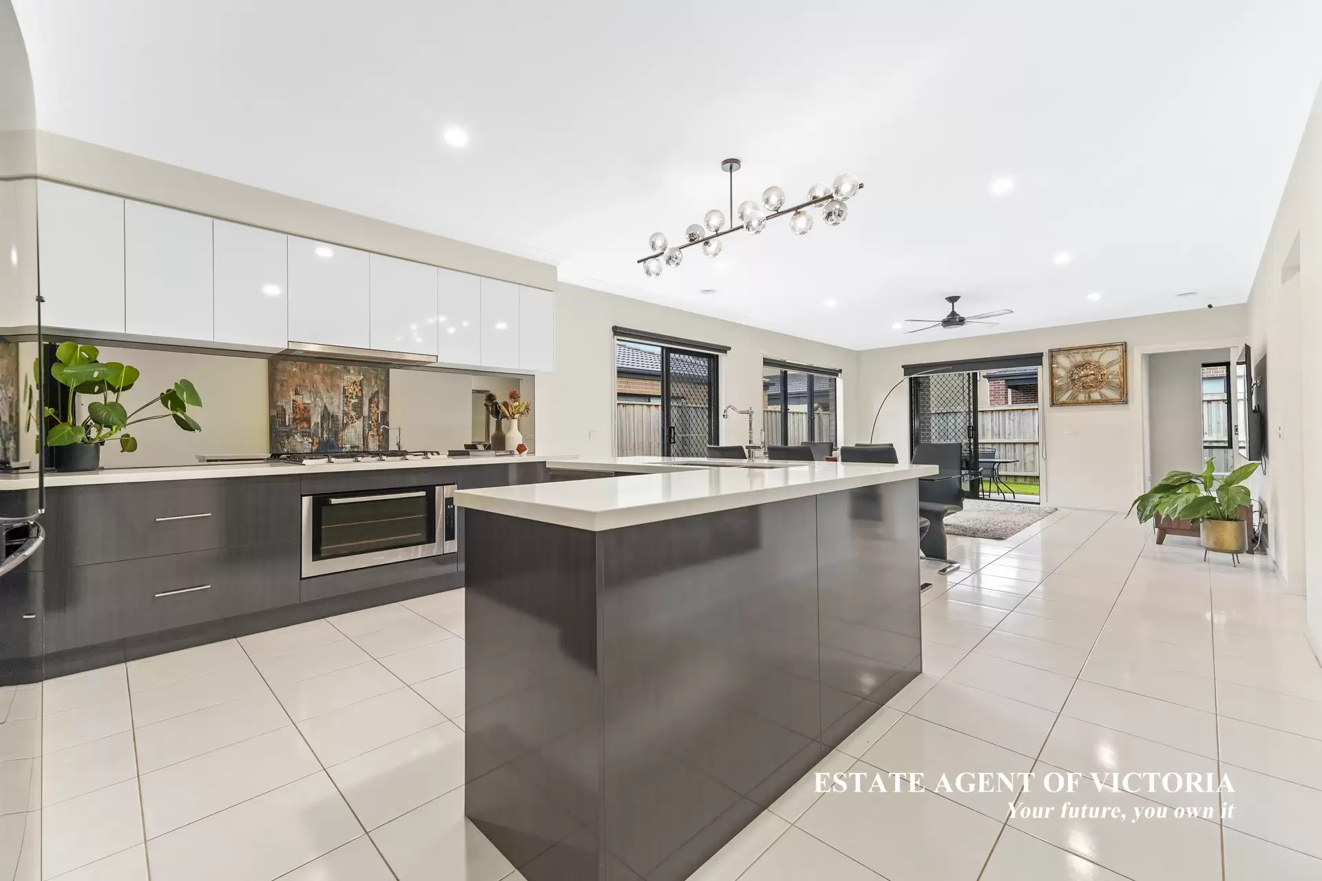 5 Kakadu St, Clyde North For Sale by Estate Agent of Victoria - image 1